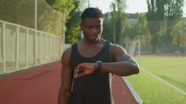 African American Man Löpare Jogger Idrottare Muskulös Idrottsman Utbildning Utomhus — Stockvideo