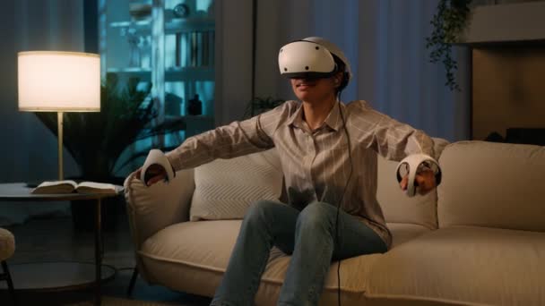 Aufgeregte Afrikanerin Spielt Virtual Reality Spiel Hause Nacht Glückliche Amerikanerin — Stockvideo