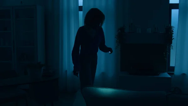 Mulher Menina Senhora Fêmea Andando Dentro Casa Sala Estar Escura — Fotografia de Stock