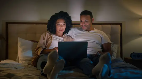 Viciado Computador Internet Casal Feliz Família Namorada Namorado Afro Americano — Fotografia de Stock