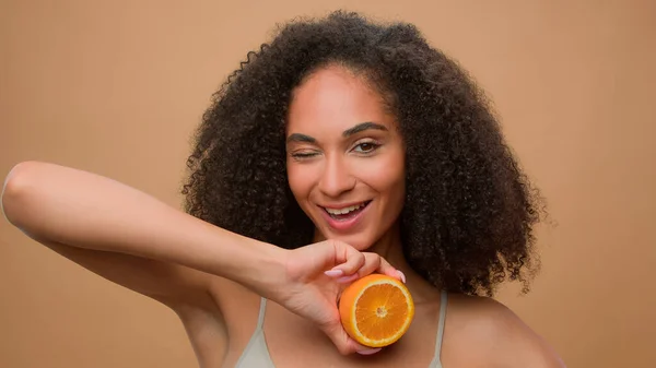 베이지색 배경에 초상화 아프리카계 미국인 오렌지 감귤류 비타민의 절반을 깜박이는 — 스톡 사진