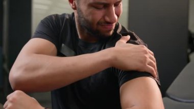 Kafası karışık Afrikalı, çoklu etnik kökenli üzgün, sporcu, omuz ağrısı, kramp, el ağrısı spor, travma, egzersiz, spor salonu sporcusu, erkek sporcu.