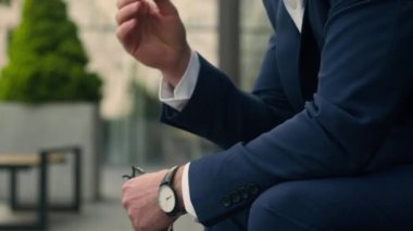 Düşünceli, orta yaşlı, düşünceli, üzgün, tedirgin, kıdemli iş adamının baş ağrısı, migren ağrısı, kariyer başarısızlığı, açık havada yetişkin bir iş adamını iflasa sürükledi.