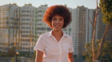 Şehirdeki Afro-Amerikalı bir kadın gökdelen kızı bina yakınında yaşıyor. Kadın emlakçı, elinde yeni apartman dairesinin anahtarlarını tutuyor.