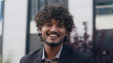 Açık havada Hintli erkek iş adamı portresi gülümseyen mutlu, gülen iş adamı Arap erkek girişimci gülen, neşeli gülümseyen, kameraya neşe veren, pozitif bakan