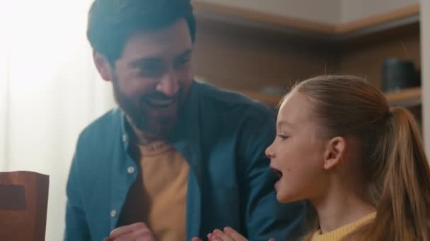 Caucasien Heureux Famille Papa Fille Père Petit Enfant Fille Dans — Video