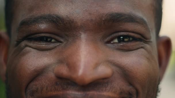 Обрезанный Вид Вблизи Мужских Глаз Афроамериканец Улыбается Счастливый Беззаботный Мужчина — стоковое видео