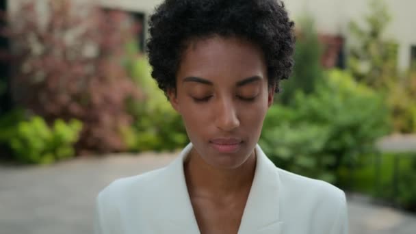 Affärsporträtt Utomhus Allvarliga Säker Afroamerikansk Kvinna Etnisk Flicka Modell Student — Stockvideo