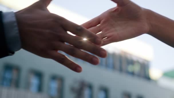 가까운 사람의 다인종 흔들리는 성공적인 파트너십 사업가와 사업가 Handshaking에 — 비디오