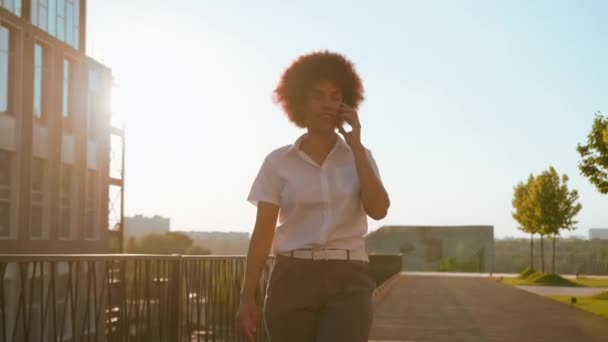 African American Glad Leende Etnisk Flicka Affärskvinna Promenader Stad Solig — Stockvideo