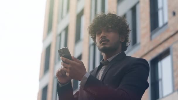 Мусульманский Индийский Бизнесмен Городе Ищет Мобильный Телефон Осмотреть Латиноамериканский Бизнесмен — стоковое видео