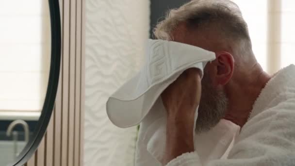 사이드 베어드 성숙한 퇴직자 남자는 목욕에서 반사에서 화장실 관리에서 수건으로 — 비디오