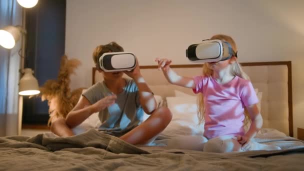 재미있는 코카서스 여동생 안경을 비디오 게임을 새로운 헤드셋을 침대에서 온라인 — 비디오