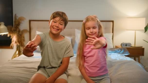 Zwei Kleine Schöne Freundliche Kaukasische Kinder Kind Kinder Junge Mädchen — Stockvideo