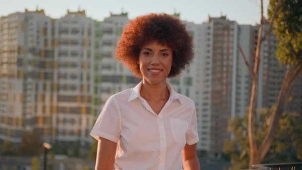 Афро Американская Женщина Городе Рядом Зданием Небоскреба Девушка Открытом Воздухе — стоковое видео