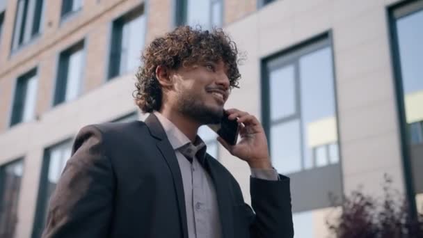 Uśmiechnięty Indyjski Mężczyzna Arabski Facet Spacery Pobliżu Biurowca Latynoski Szczęśliwy — Wideo stockowe