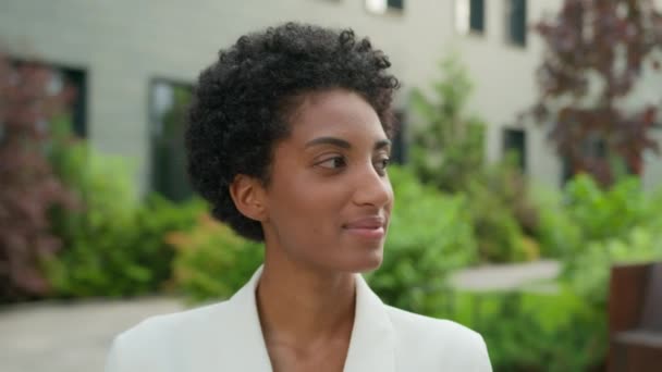 Biznes Portret Zewnątrz Afroamerykanka Etniczna Dziewczyna Model Student Kobieta Bizneswoman — Wideo stockowe