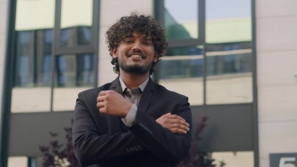 Деловой Портрет Индийский Счастливый Улыбающийся Бизнесмен Арабский Мужчина Предприниматель Предприниматель — стоковое видео