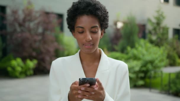 Afroamerykanska Bizneswoman Czatujaca Aplikacja Mobilna Zewnatrz Etniczna Dziewczyna Uzywajaca Telefonu — Wideo stockowe