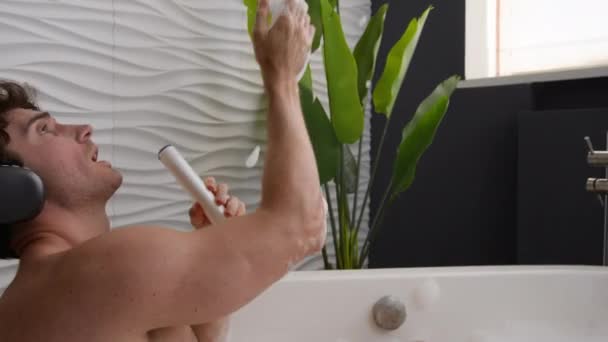Homme Caucasien Relaxant Dans Bain Avec Mousse Joueur Heureux Homme — Video