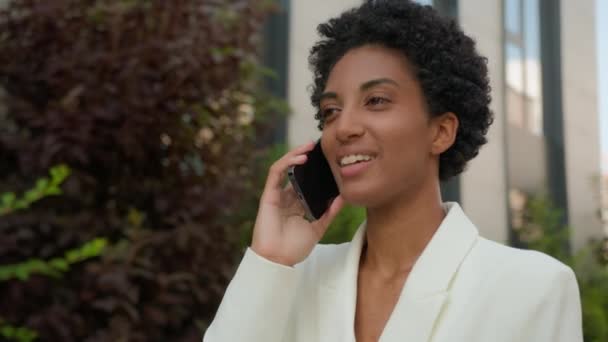 Wandelen Gaan Stad Buiten Gelukkig Glimlachende Afrikaanse Amerikaanse Vrouw Bedrijfsleven — Stockvideo