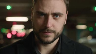 Ciddi, beyaz, kendine güveni tam bir iş adamı. Milenyum şoförü. Yeraltı portresi işadamı müşterisi.