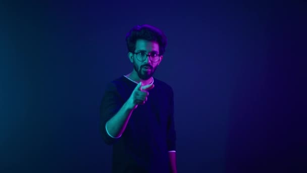 Neon Ultraviolett Hintergrund Glücklich Indischen Kerl Arabischen Mann Arbeiter Coder — Stockvideo