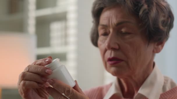 Chorą Demencję Białą Babcię Starszą Kobietę Trzymającą Domu Butelkę Lekiem — Wideo stockowe