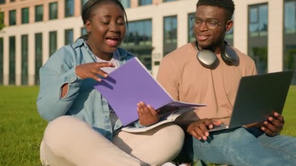 两名非洲裔美国朋友高中学生同班同学大学学院在户外学习 一起在笔记本电脑在线在线学习 边喝咖啡边笑 — 图库视频影像