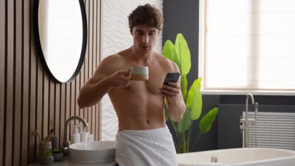 Kafkasyalı Rahat Bir Adam Banyoda Sakin Çıplak Kalçasında Havluyla Banyoda — Stok video