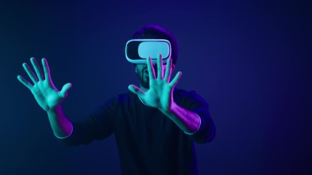 Cyber Space Gamer Hombre Árabe Gafas Emocionado Jugando Experiencia Metaverso — Vídeos de Stock