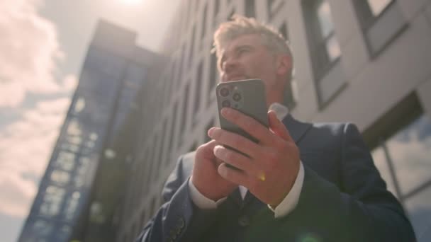 Homem Negócios Caucasiano Velho Empresário Meia Idade Usando Telefone Celular — Vídeo de Stock