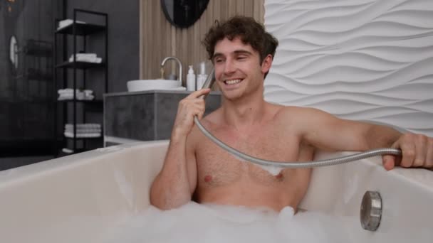 Homem Caucasiano Cara Masculino Relaxante Lavagem Banho Com Espuma Ensaboada — Vídeo de Stock