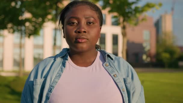 Mein Gott Wow Erstaunt Aufgeregte Reaktion Afroamerikaner Lustig Größe Frau — Stockvideo
