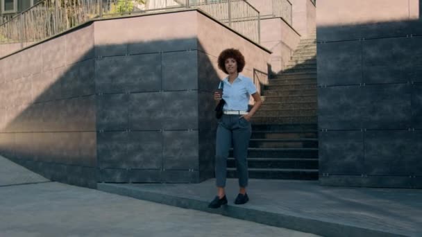 Şehirde Yürüyen Afrikalı Amerikalı Etnik Kadın Çay Işkadını Kız Modaya — Stok video