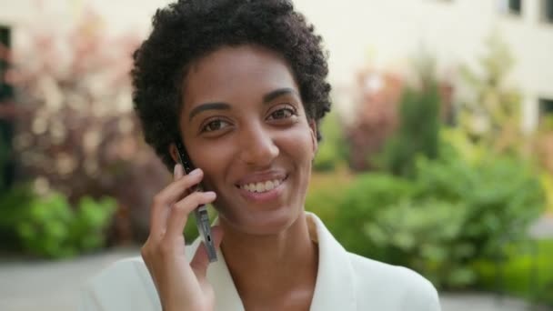 ハッピー笑顔のアフリカ系アメリカ人女性ビジネス 女性雇用主 起業家 ビジネスマン 携帯電話 スマートフォン アウトドア クライアント遠隔通話チャットで議論 — ストック動画