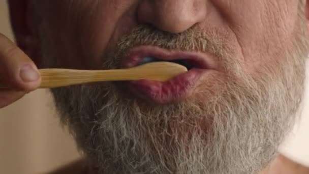 关闭无法辨认的中年男子退休退休中年男子截视口刷牙及牙膏上午卫生程序口腔防蛀牙护理 — 图库视频影像