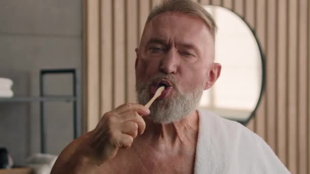 Emekli Erkek Orta Yaşlı Olgun Dişlerini Diş Fırçası Diş Macunuyla — Stok video