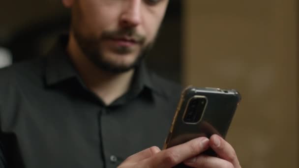 Συγκεντρωμένος Καυκάσιος Άνδρας Ενήλικος Επιχειρηματίας Εργοδότης Κατέχει Κινητό Τηλέφωνο Gadget — Αρχείο Βίντεο