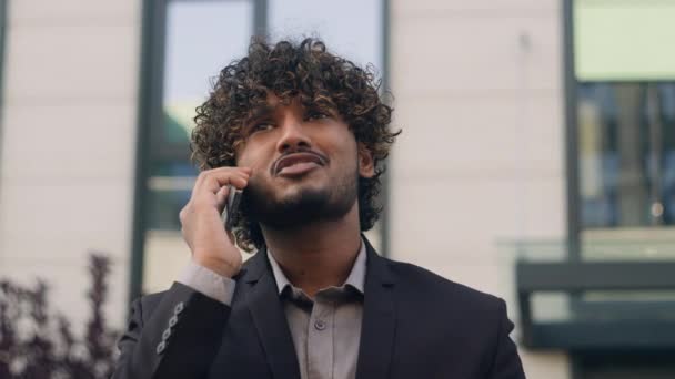 히스패닉 비즈니스 고용주 아라비아어 사업가 매니저 투자자 말하는 전화는 스마트 — 비디오