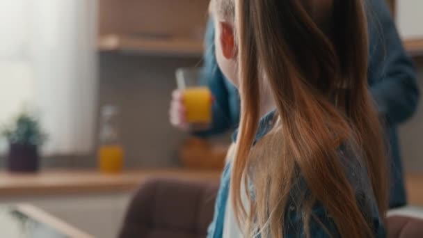 快乐家庭早餐厨房午餐白种人父亲小女孩女儿一起使用笔记本电脑网上购物电子商务食品送货喝新鲜饮料健康美味橙汁 — 图库视频影像