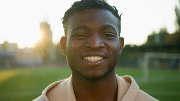 Atleta Masculino Retrato Alegre Sorrindo Étnico Jovem Esportista Afro Americano — Fotografia de Stock