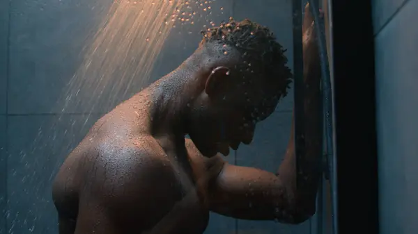 Обнаженный Мускулистый Афроамериканец Умывающийся Темной Ванной Принимает Душ Каплями Падающей — стоковое фото