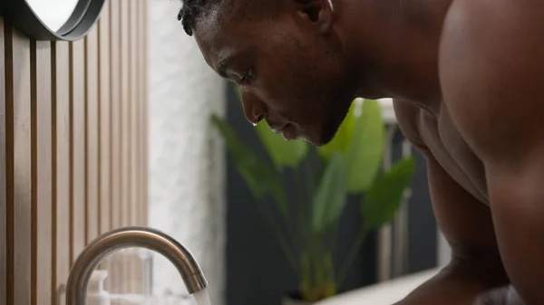 Bad Morgen Routine Afroamerikaner Waschen Gesicht Mit Gießen Kaltem Wasser — Stockfoto