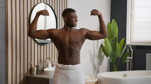 Muscular Africano Americano Homem Sorridente Atlético Masculino Fisiculturista Com Toalha — Fotografia de Stock
