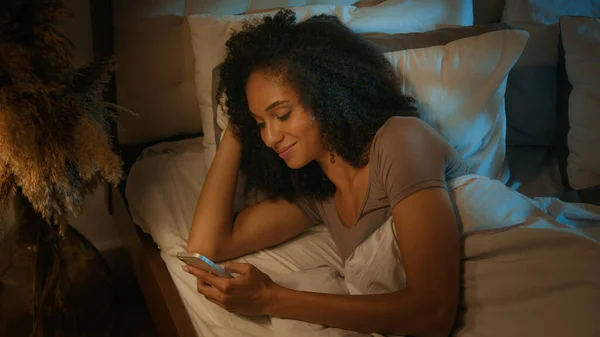 Noite Viciada Mulher Afro Americana Jovem Uso Smartphone Deitado Cama — Fotografia de Stock