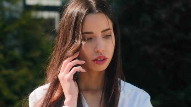 Poważne Zagadkowe Kobieta Businesswoman Przedsiębiorca Dziewczyna Student Rozmawiając Przez Telefon — Wideo stockowe