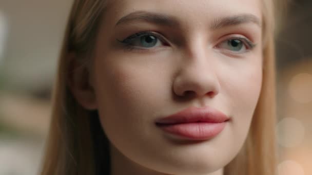 Närbild Ung Ansikte Kaukasiska Kvinna Drömmer Lyhörd Flicka Företag Porträtt — Stockvideo