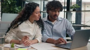 Laptop ekibinde çalışan iki farklı etnik girişimci Arap işadamı İspanyol iş kadını analiz stratejisini tartışarak ofiste çevrimiçi proje e-ticaretini tartıştı