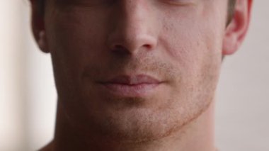 Kesilmiş manzara tanınmayan beyaz adam gülümsüyor dişlek erkek dişleri gülümsüyor neşeli, kaygısız, neşeli adam evde sağlık kliniği ortodontik diş hekimliği diş beyazlatma prosedürü